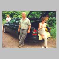 111-1062 Die Familie Kenzler auf dem elterlichen Grundstueck von Frau Kenzler in Wehlau.jpg